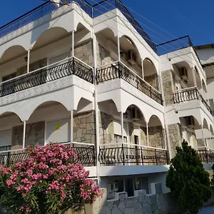 Ξενοδοχείο με διαμερίσματα Argo, Νέα Πλάγια
